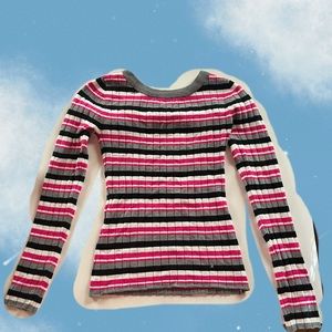 Cute grey/white/pink striped shirt, the material feels very comfortable.